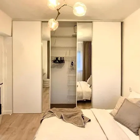 Urban Jungle By Zoom Lägenhet